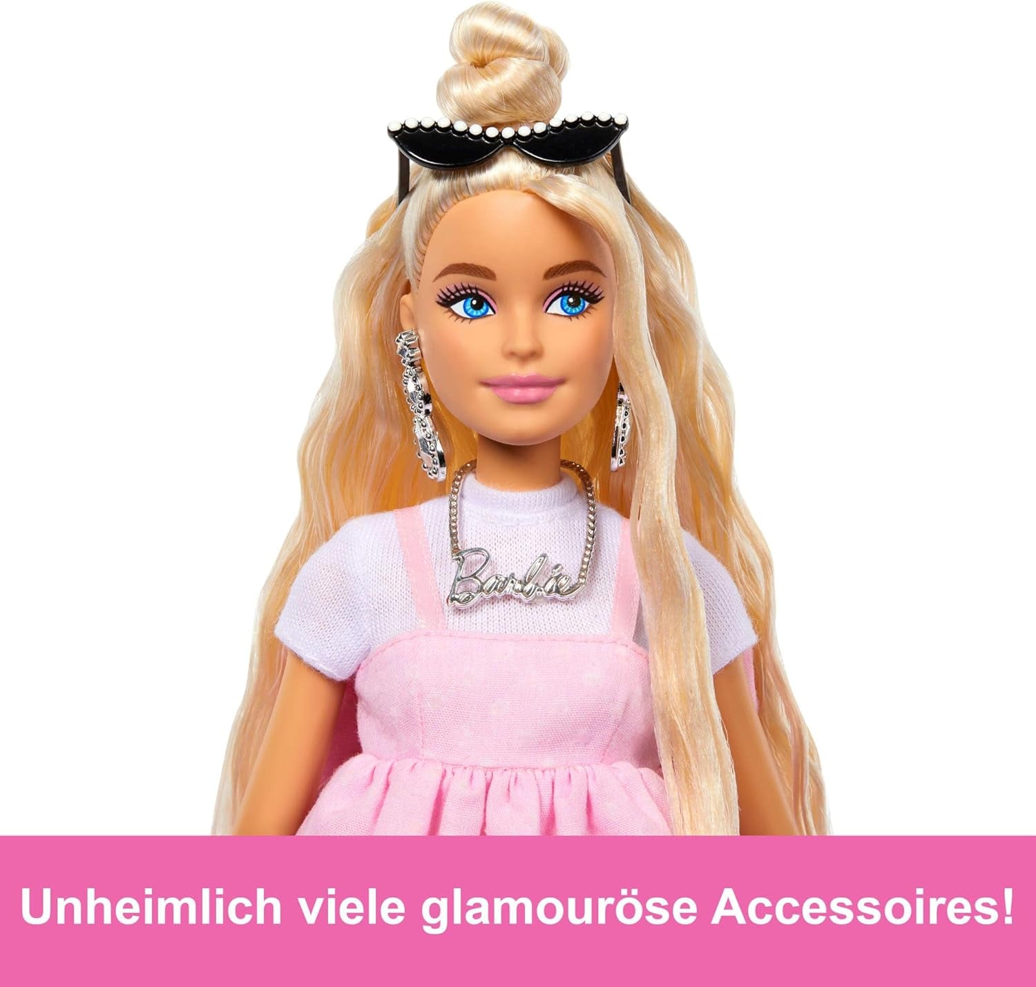 Poupée Barbie Deluxe Style no. 3 avec tenue Barbiecore, cheveux blonds en chignon haut, robe rose pastel avec nœud surdimensionné et accessoires comme des collants résille, HYV27
