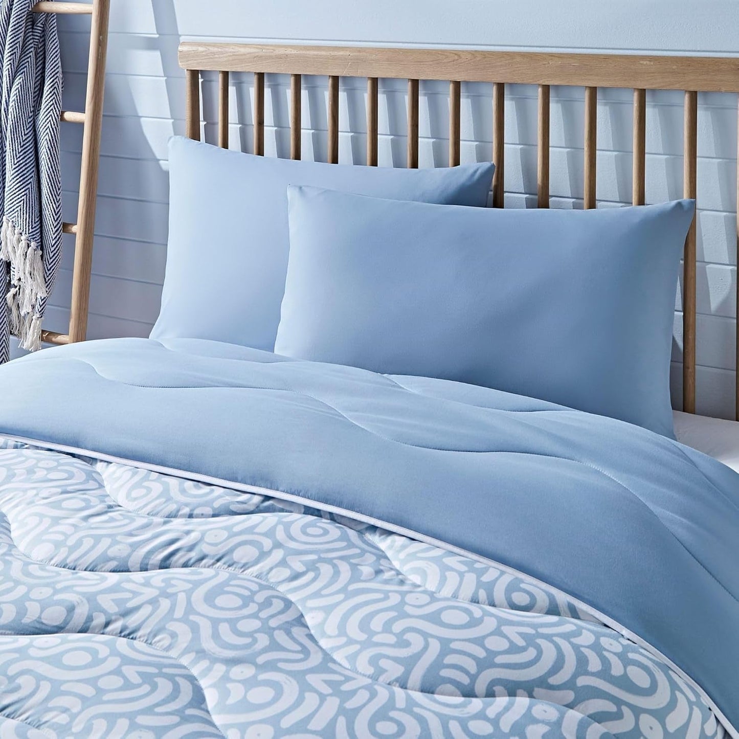 Couette sans housse Night Lark Super King 6 Tog printemps été - Vagues abstraites. Couverture super douce, confortable et légère. Lavable en machine et séchage rapide, ensemble de taies d'oreiller réversibles tout-en-un Couettes et édredons Naty Shop