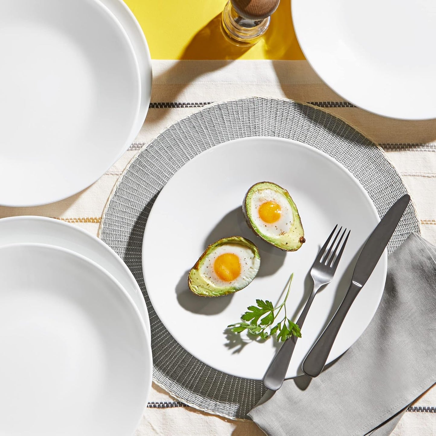 Service de table Winter Frost pour 4, 12 pièces, vaisselle en verre Vitrelle™ ultra-durable de qualité supérieure, passe au lave-vaisselle, au micro-ondes et au micro-ondes, design hivernal festif