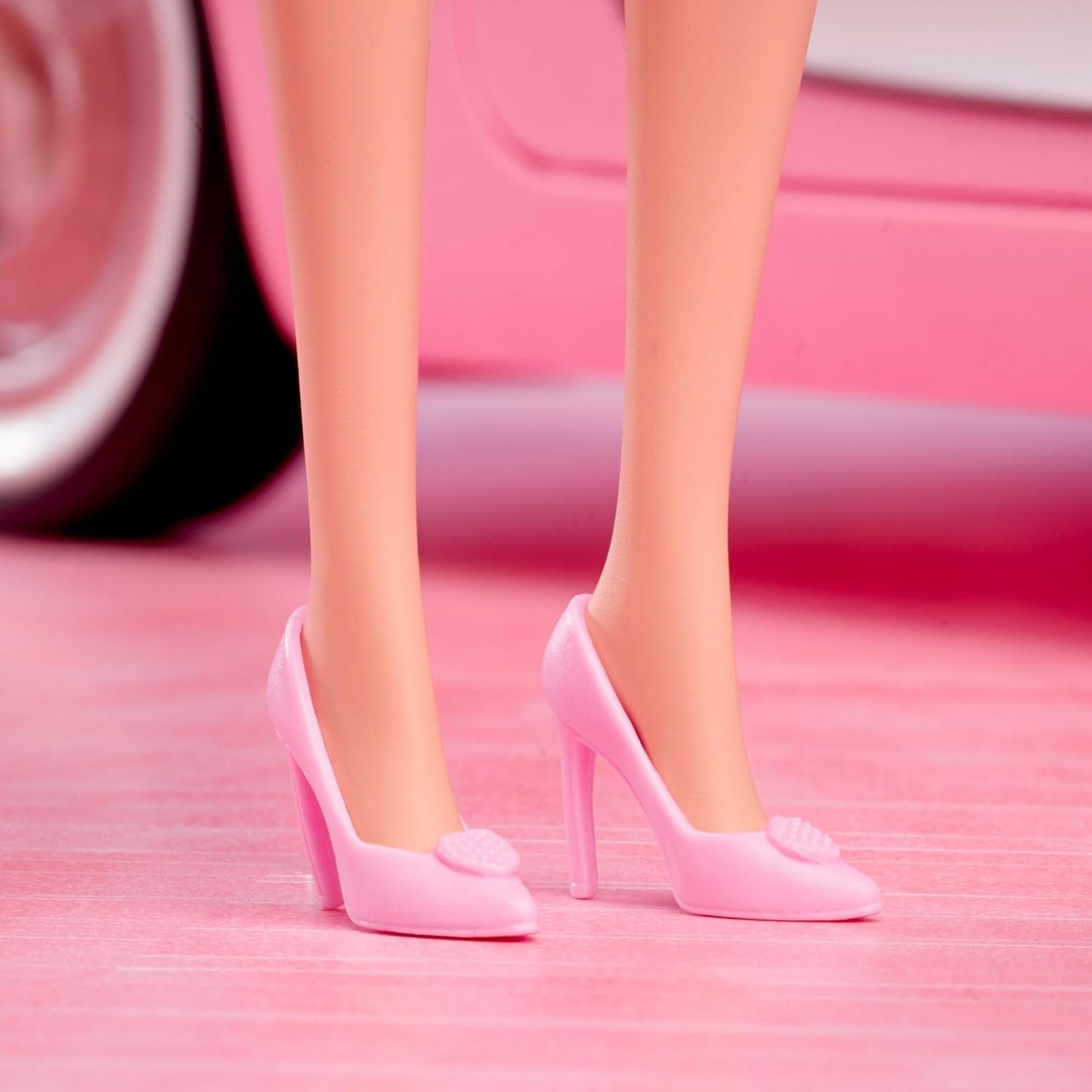 Barbie Le film basé sur le film Margot Robbie en tant que figurine de collection Barbie en chemisier rose et jupe en tulle avec coiffure stylisée et bijoux assortis JBJ53