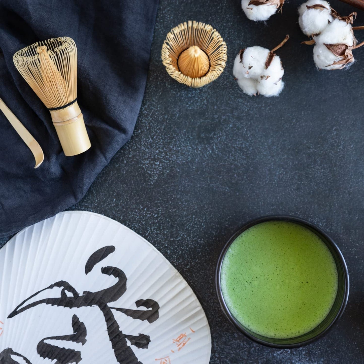 Poudre de thé vert biologique Moya Matcha | 100 g qualité cérémonie traditionnelle 30 g | Cultivé et récolté biologiquement à Uji, Japon | Parfait à boire avec de l'eau, des lattes au matcha, des smoothies et des limonades