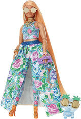 Barbie Extra Fancy, cheveux longs et courbés blond fraise, costume deux pièces, chat bleu, sac rose, lunettes de soleil ananas avec poupée, convient comme cadeau, Hhn14 Naty Shop Dolls Titre par défaut