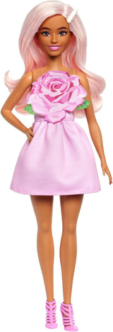 Poupée Barbie Fashionistas no. 238 avec cheveux rose pastel, robe bustier avec corsage rose, pince à cheveux en perles et talons hauts et barrettes, HYT94