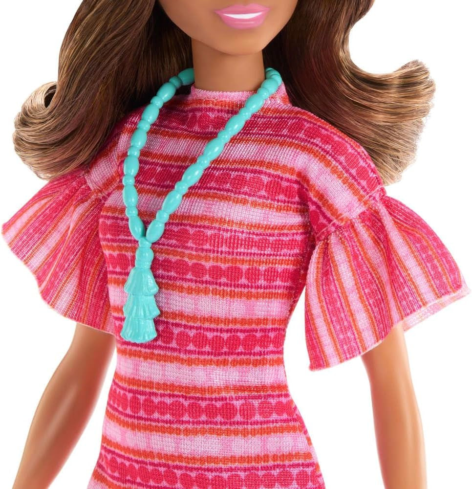 Barbie et Teresa reçus pour la poupée de mode Teresa avec une tenue unique pour un usage domestique et des accessoires, y compris un collier, JCT02