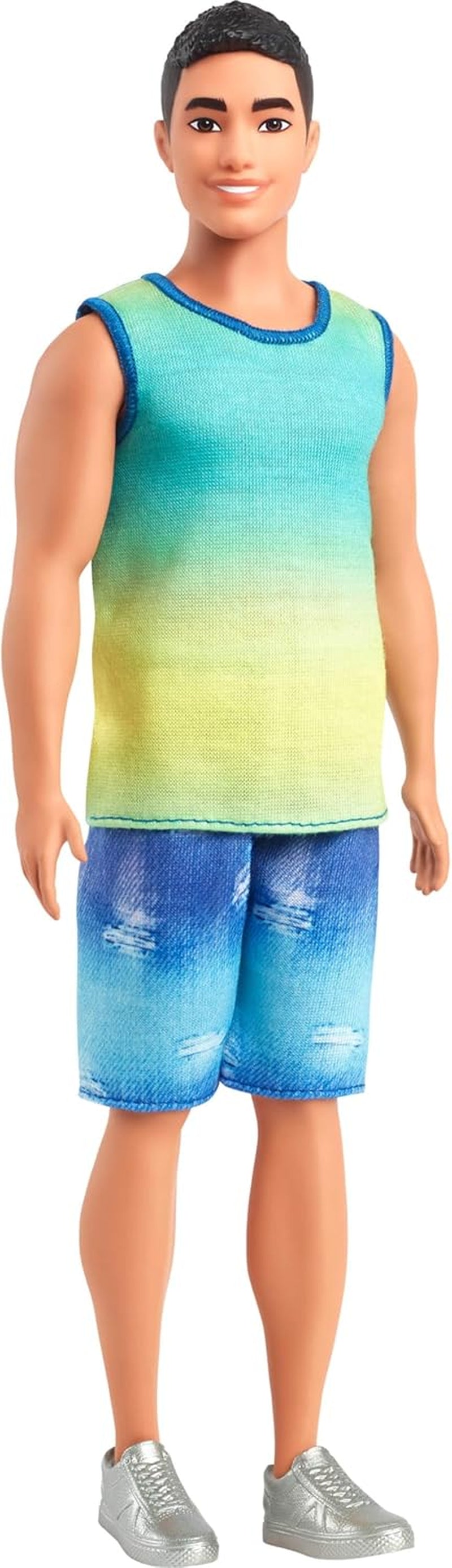 Poupée Ken Barbie Fashionistas no. 236 avec cheveux noirs, débardeur ombré bleu sarcelle, short en jean et baskets argentées, HYV00
