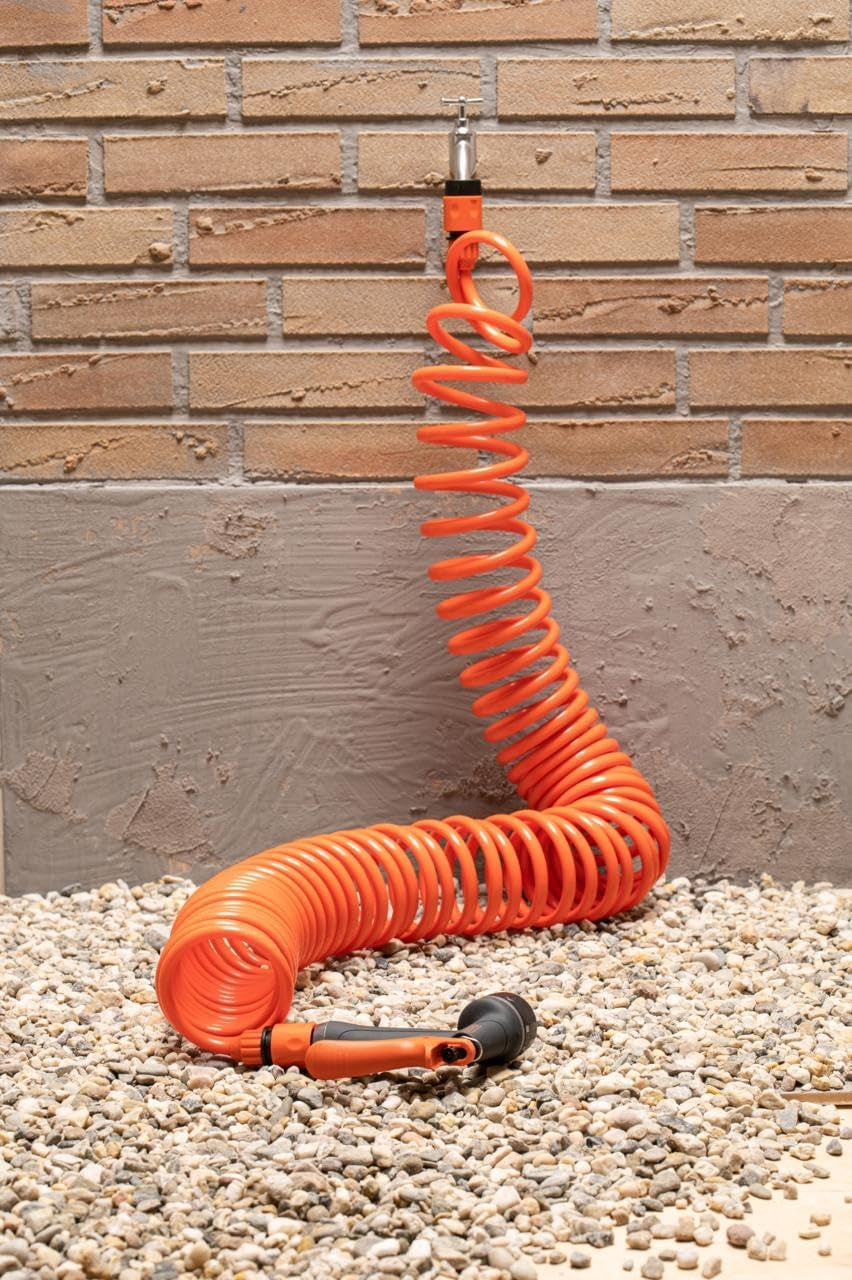 BLACK+DECKER Tuyau spiralé 15M - Tuyau d'arrosage comprenant un pulvérisateur d'arrosage et des raccords 1/2" - Plastique - Orange/Noir