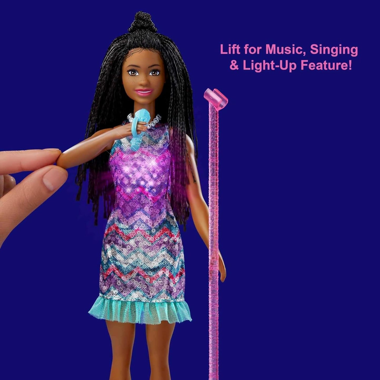 Barbie GYJ22 - Cadeau gratuit pour le grand rêve Brooklyn Puppe (environ 30 cm, cheveux bruns) avec mélodie au-dessus du film, lumière, microphone et accessoires, conçu pour les enfants à partir de 3 ans
