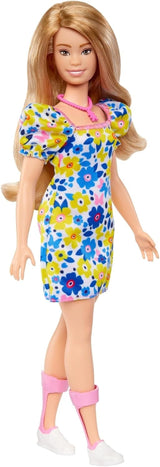 Poupée Barbie Fashionistas, développée avec la National Down Syndrome Society, avec des cheveux blonds et une tenue moderne avec une robe à fleurs et des baskets blanches, à partir de 3 ans, HJT05
