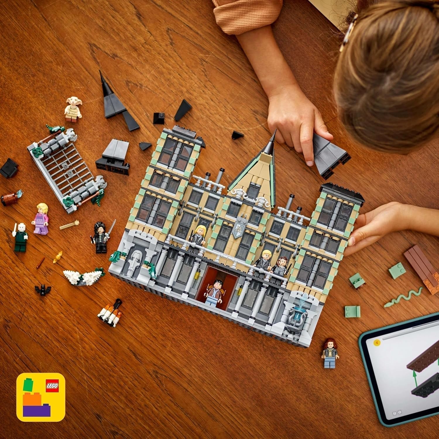 LEGO Harry Potter Malfoy Family Country Estate, jouet fantastique à collectionner et à exposer, cadeau pour garçons, filles et fans du monde sorcier, idée cadeau avec 9 figurines 76453 Jeux de construction Besuche den LEGO-Store