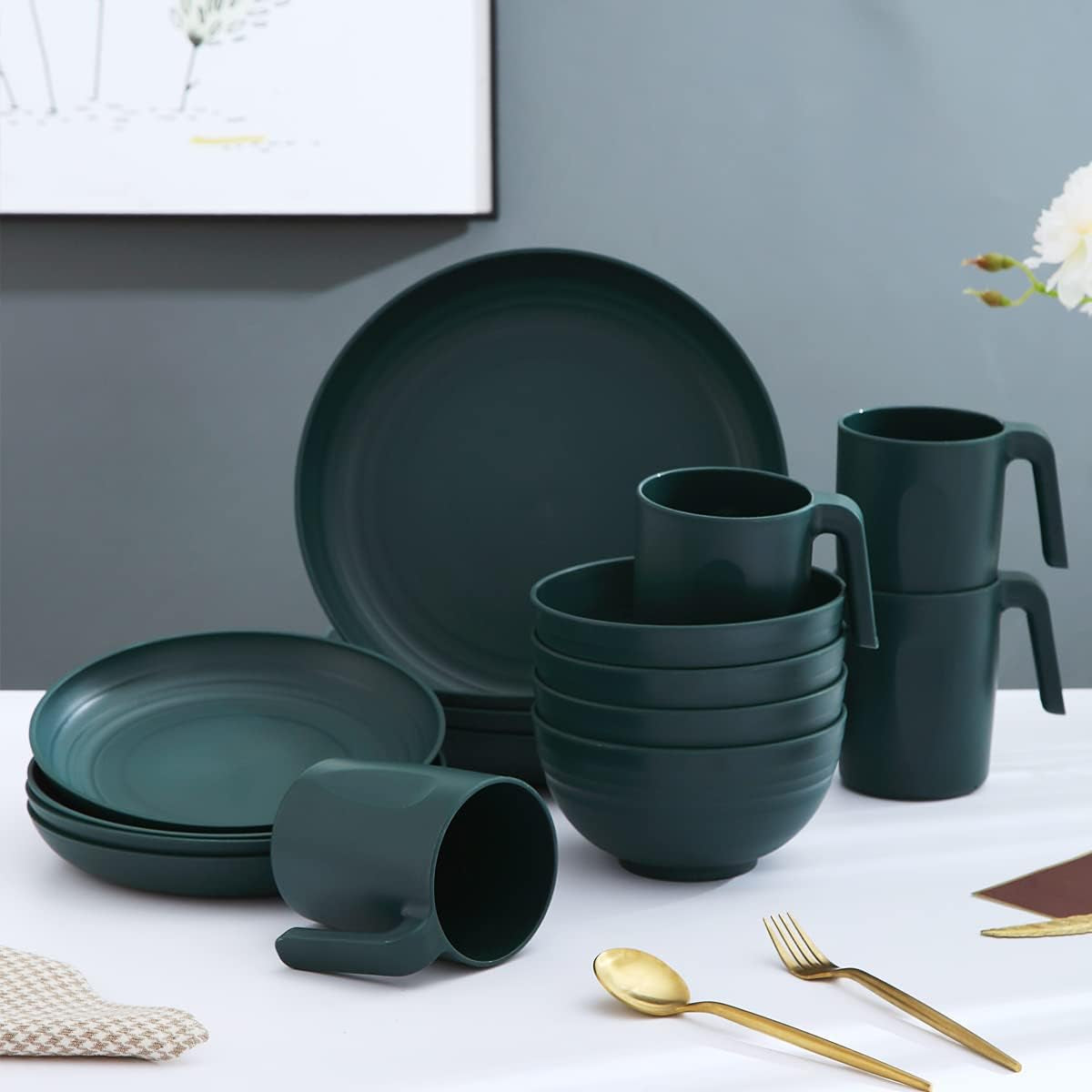Service de table Kyraton en plastique incassable et réutilisable, composé de 16 pièces. Assiettes, tasses, bols et plats légers. Facile à transporter et à nettoyer. Sans BPA. Pour 4 personnes.