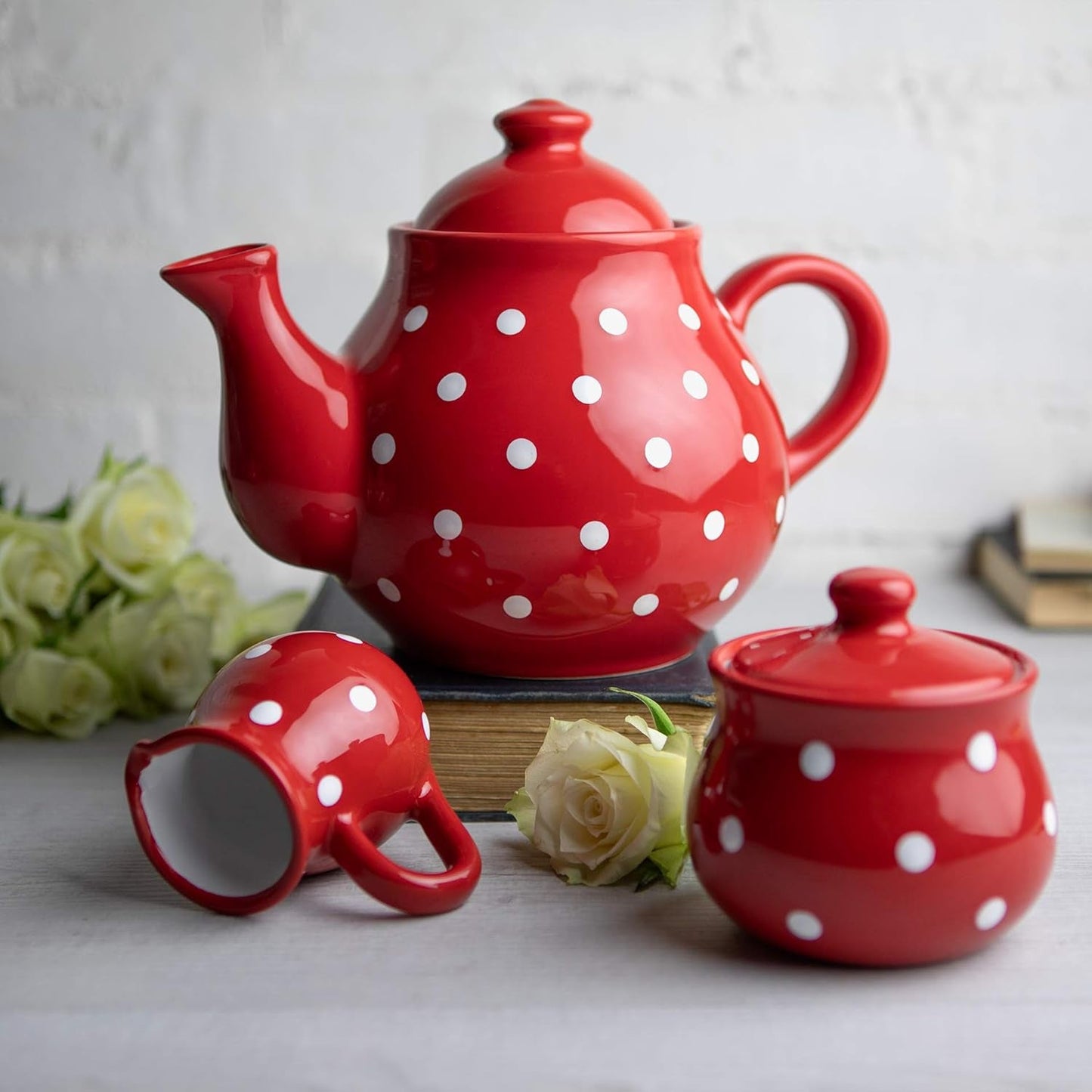 City to Cottage® - Grand service à thé | Rouge et Blanc | Points | Fait à la main | Théière en céramique 1,7 litres, pot à lait, sucrier