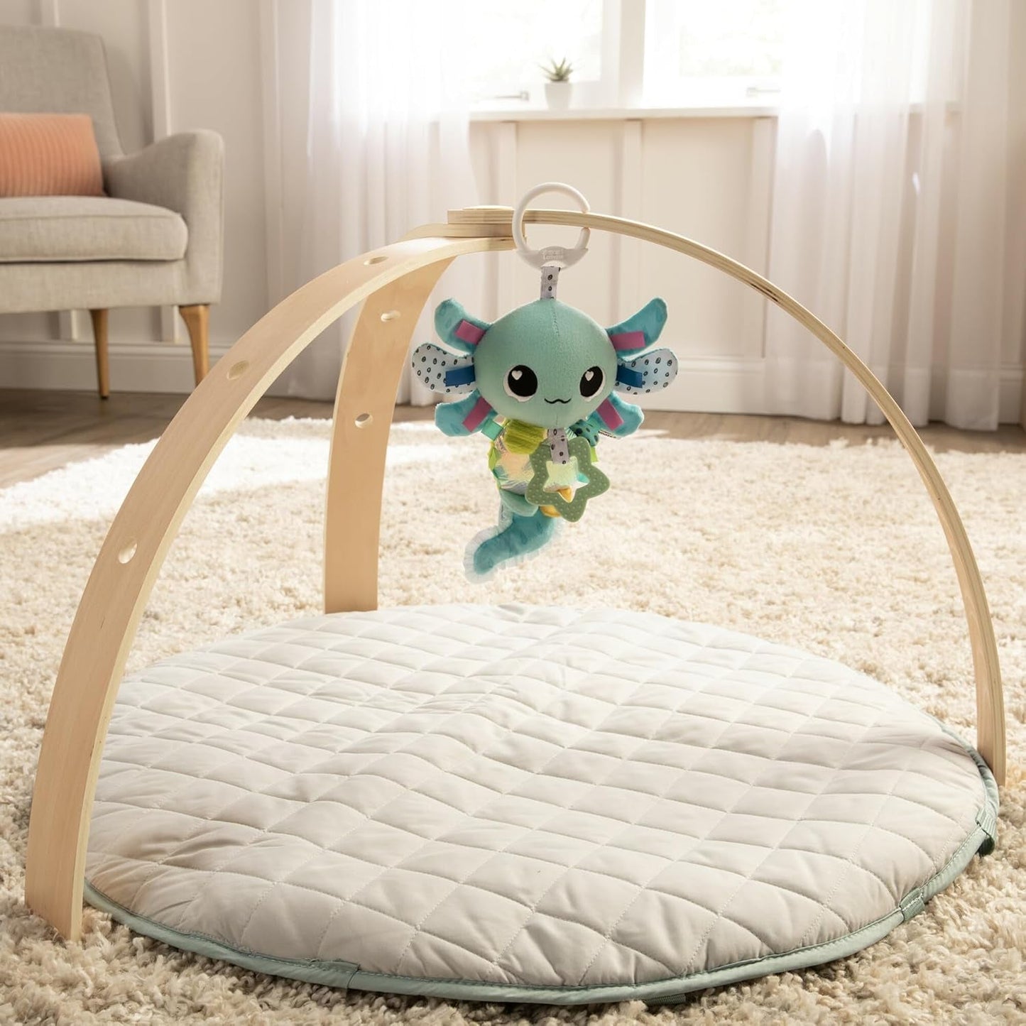 LAMAZE Alise Axolotl - Jouet pour poussette Clip & Go - Jouets sensoriels pour bébé - Jouets d'apprentissage précoce 0-6 mois - Conçus par des experts pour les nouveau-nés - Cadeaux de baby shower Bebe Naty Shop Toys