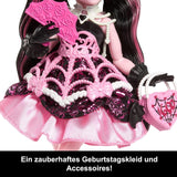 Poupée d'anniversaire effrayante et douce Monster High, Draculaura dans une robe de soirée rose avec des accessoires à thème tels qu'une invitation, un ballon, un cadeau, des fans et plus encore, JBG74