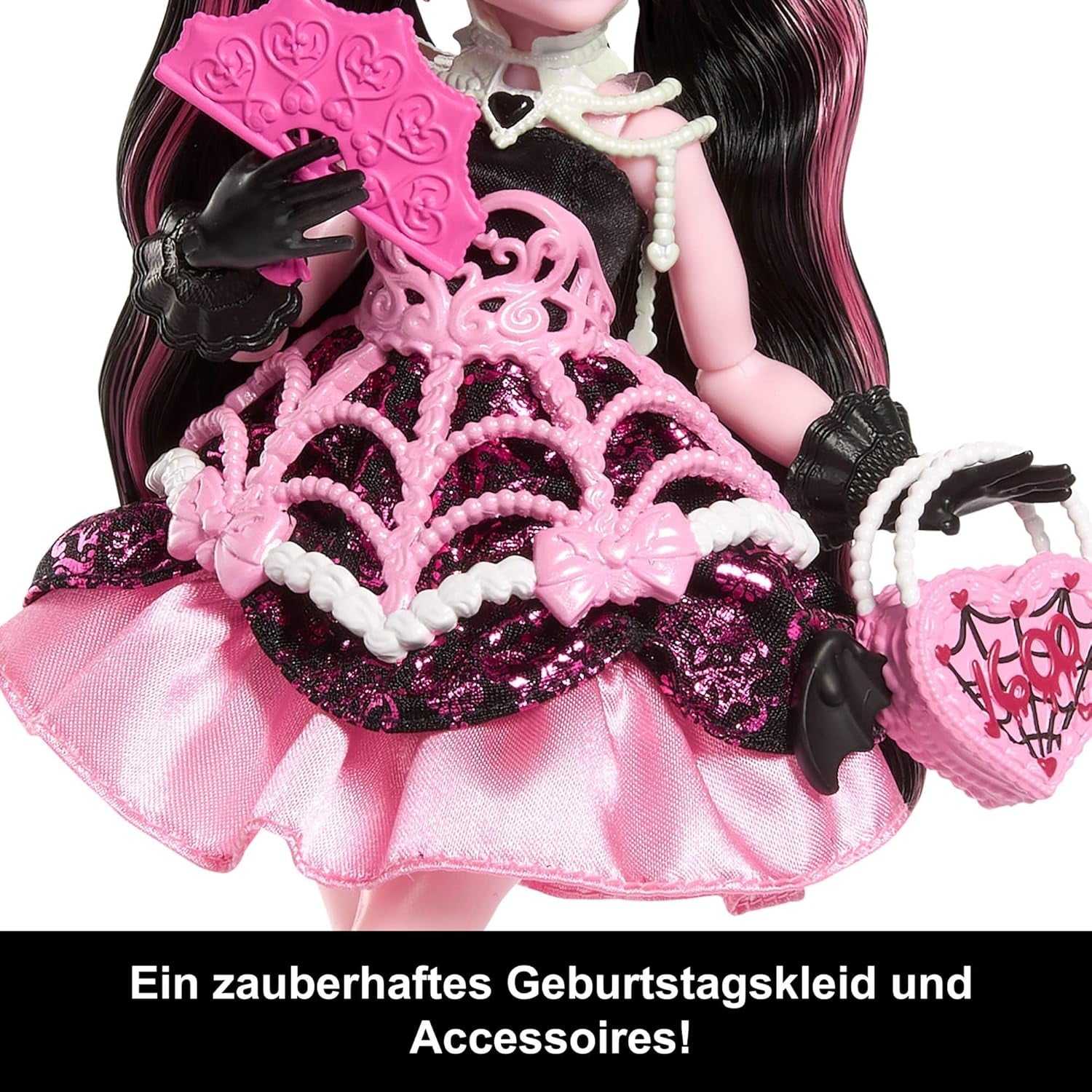Poupée d'anniversaire effrayante et douce Monster High, Draculaura dans une robe de soirée rose avec des accessoires à thème tels qu'une invitation, un ballon, un cadeau, des fans et plus encore, JBG74