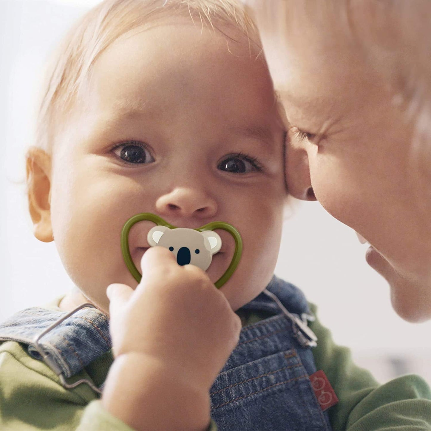 NUK Space Sucette pour bébé 6-18 mois, très grandes ouvertures pour peaux sensibles, silicone sans BPA, motif zèbre, lot de 2