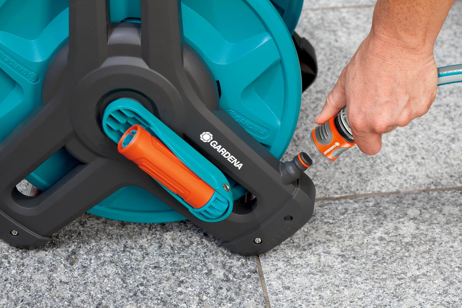 Gardena Classic Wall Hose Reel Set 50 : Enrouleur de tuyau mobile, peu encombrant, montable au mur et amovible à tout moment, avec tuyau de 20 m, buse de pulvérisation et pièces du système (8009-20)