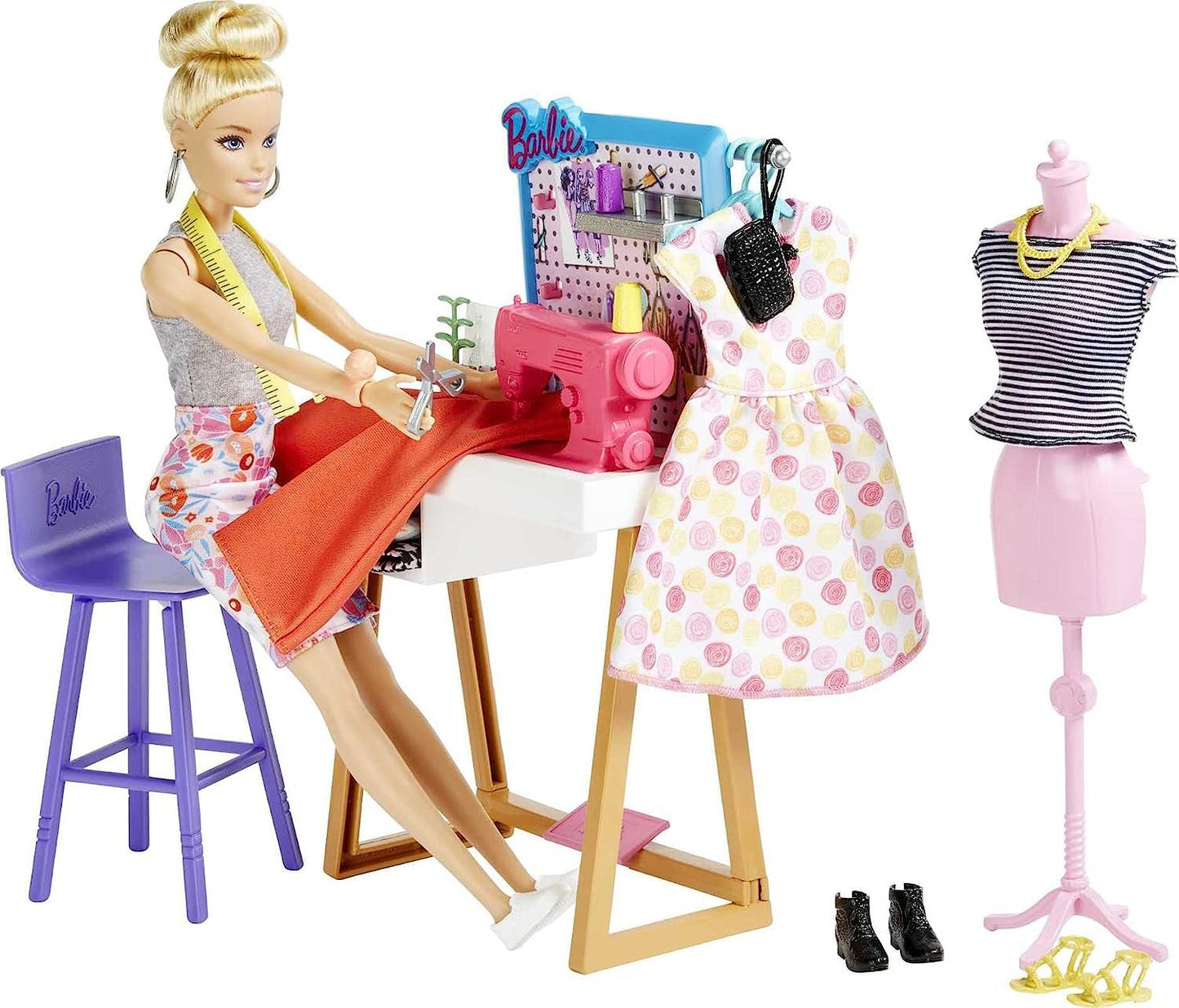 Barbie HDY90 - poupée de créateur de mode (30,40 cm) et studio, 25+ accessoires de design et de mode, bureau design, chaise, machine à coudre, modèle en tissu, mannequin et plus, jouets à partir de 3 ans Naty Shop Dolls