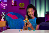 Poupée Monster High Cleo De Nile en chemisier doré et jupe superposée, comprend un animal de compagnie Cobra Hissette et des accessoires tels qu'un sac à dos, une collation et un rouleau de papier, HXH74 Naty Shop Dolls