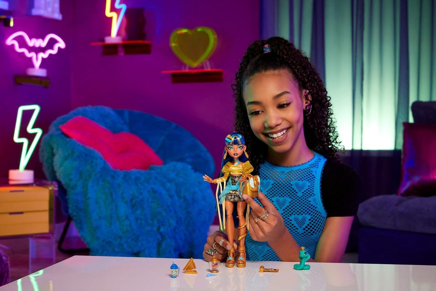 Poupée Monster High Cleo De Nile vêtue d'un chemisier doré et d'une jupe superposée, comprend le cobra Hissette et des accessoires tels qu'un cartable, une collation et un rouleau de papier toilette, HXH74