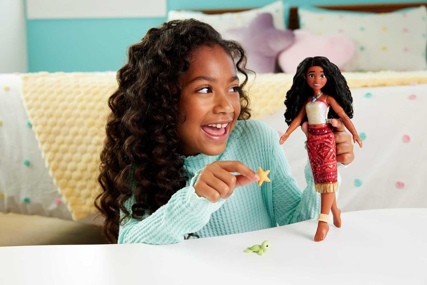 Mattel Toys Disney Moana 2 Tautai Moana Poupée mannequin de natation avec 2 accessoires, haut et jambes changeant de couleur pour les mouvements de natation inspirés du film JFF09