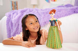 Mattel Disney Frozen Singing Anna Doll – Extrait de chanson de 30 secondes, tenue de château classique, jupe douce amovible, cheveux coiffables, pour enfants à partir de 3 ans, version allemande, HMG41