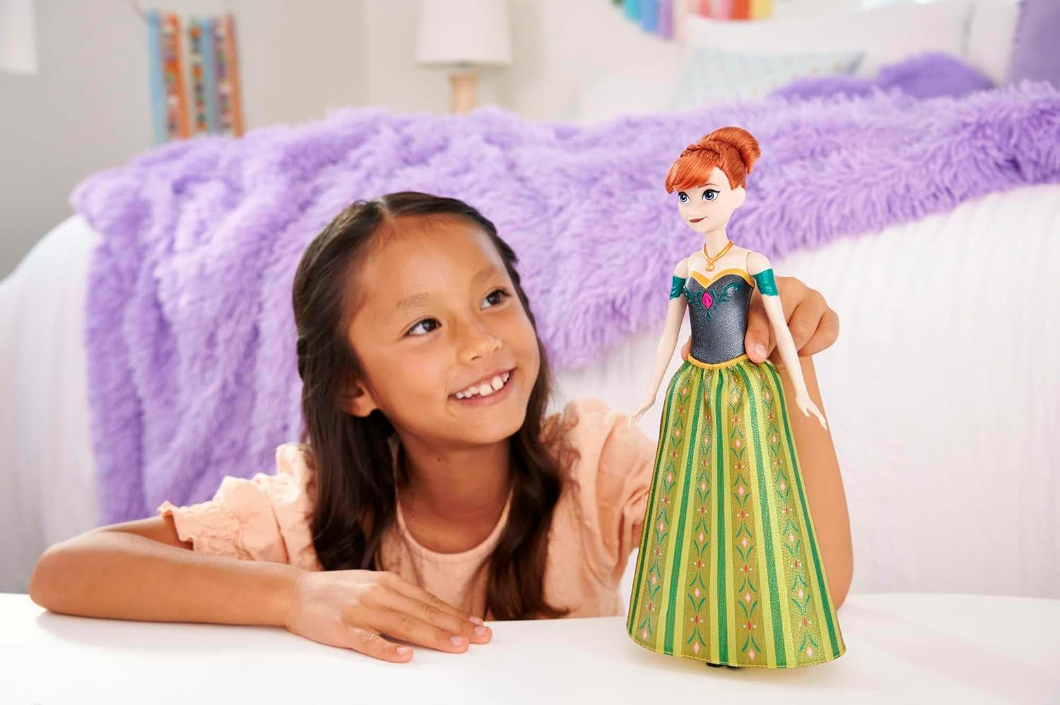 Mattel Disney Frozen Singing Anna Doll – Extrait de chanson de 30 secondes, tenue de château classique, jupe douce amovible, cheveux coiffables, pour enfants à partir de 3 ans, version allemande, HMG41