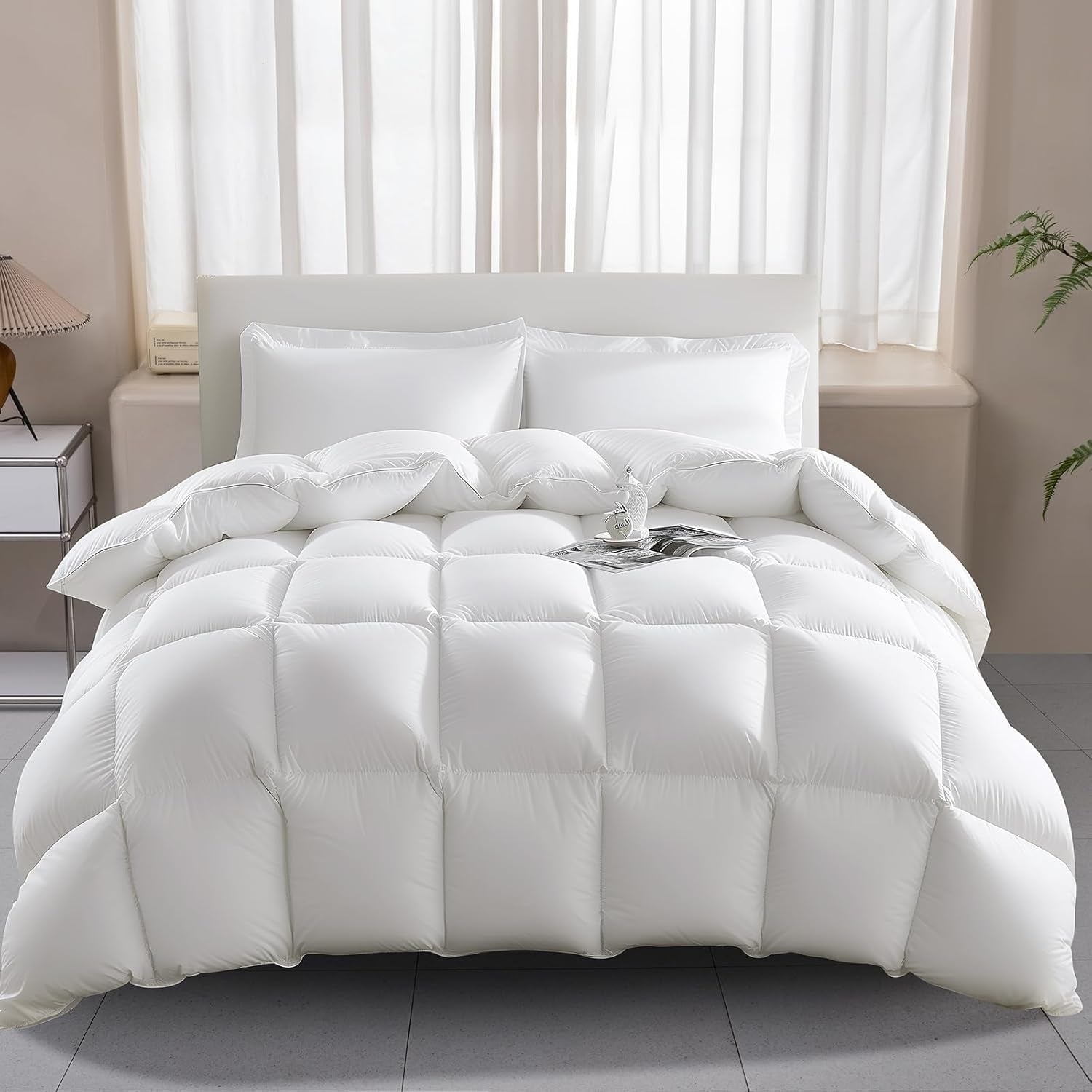 Couette toutes saisons 135 x 200 cm, 100 % coton, plumes d'oie, garnissage épais, couette en plumes, sans peluche vivante, couette de transition extra moelleuse, boîte à chicane 3D, lit simple, couettes et couettes blanches Naty Shop simple 135 x 200 cm.