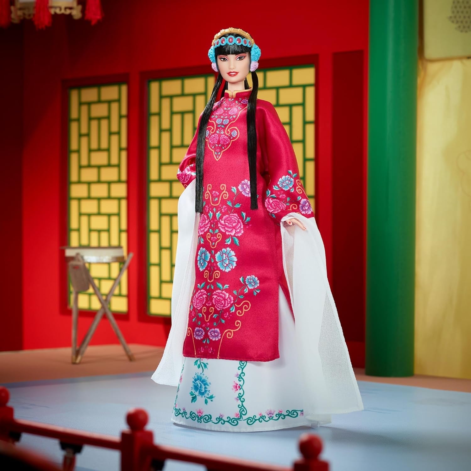 BARBIE Lunar New Year Barbie Puppe - Traditionnelles Kleid in glücksbringendem Rot mit Pfingstrosenmuster, cyanblaue Schuhe mit pinken Troddeln, inspirée de l'Opéra de Pékin, HRM57