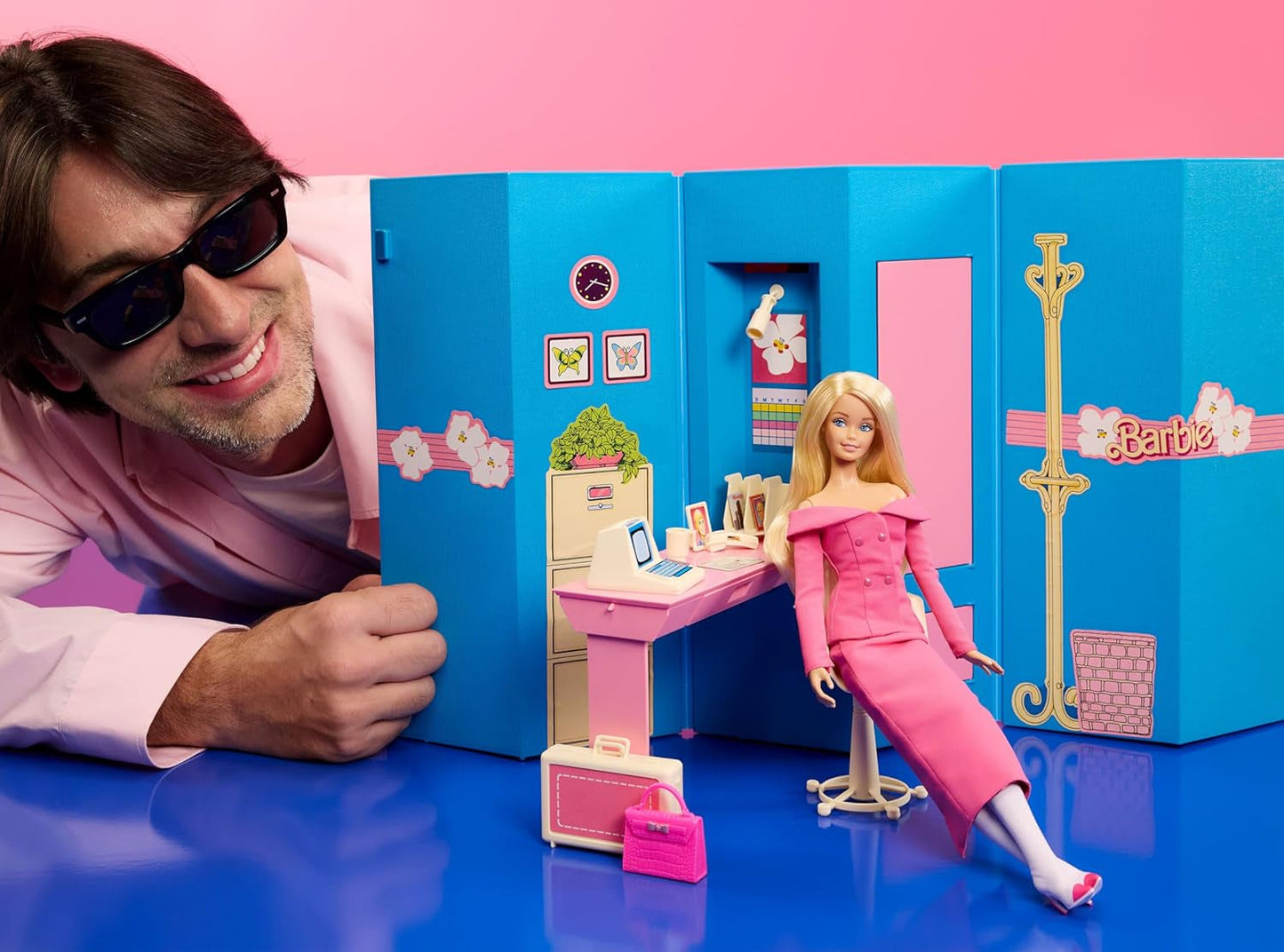 Barbie Signature conçue par Andrew Mukamal Modepuppe, ensemble avec 3 looks pour le jour et l'abend, accessoires inclus, avec support, JBH81