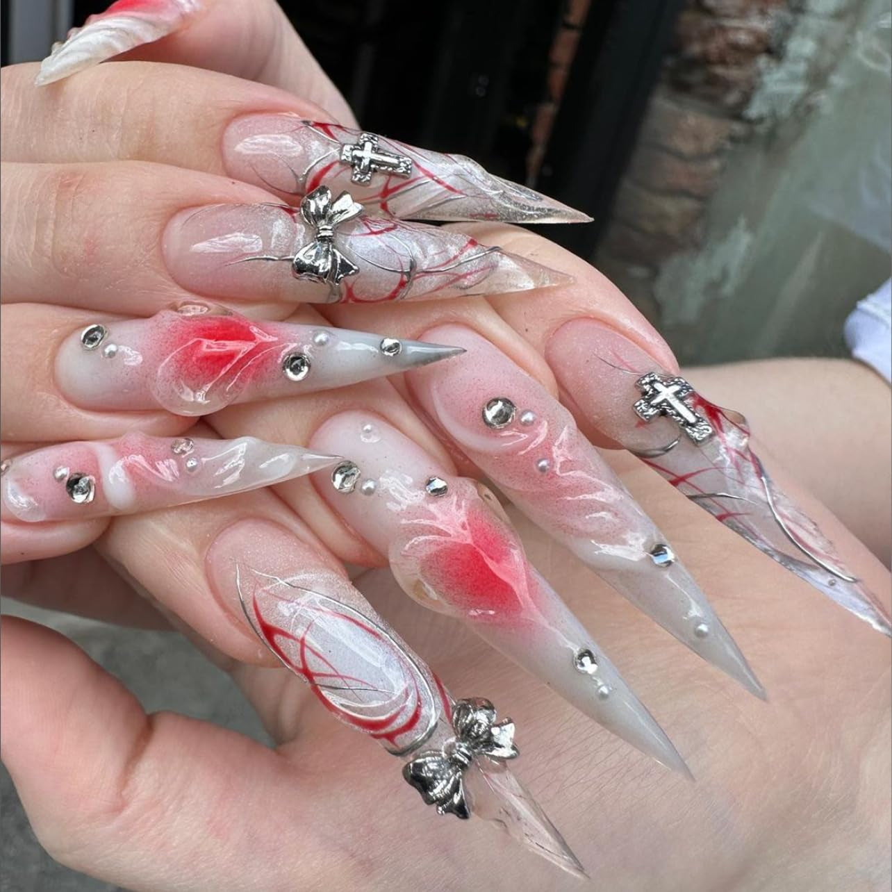 Mouyouglow longs ongles Stiletto laiteux blanc dégradé rose paillettes Cool faux ongles avec colle rose Ombre paillettes ongles artificiels