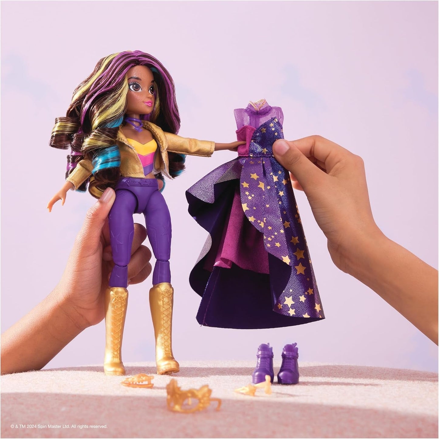 Bal masqué Deluxe Unicorn Academy - Poupée originale Sophia de la populaire série Netflix, 24 cm de hauteur, avec 2 tenues et accessoires, à partir de 4 ans