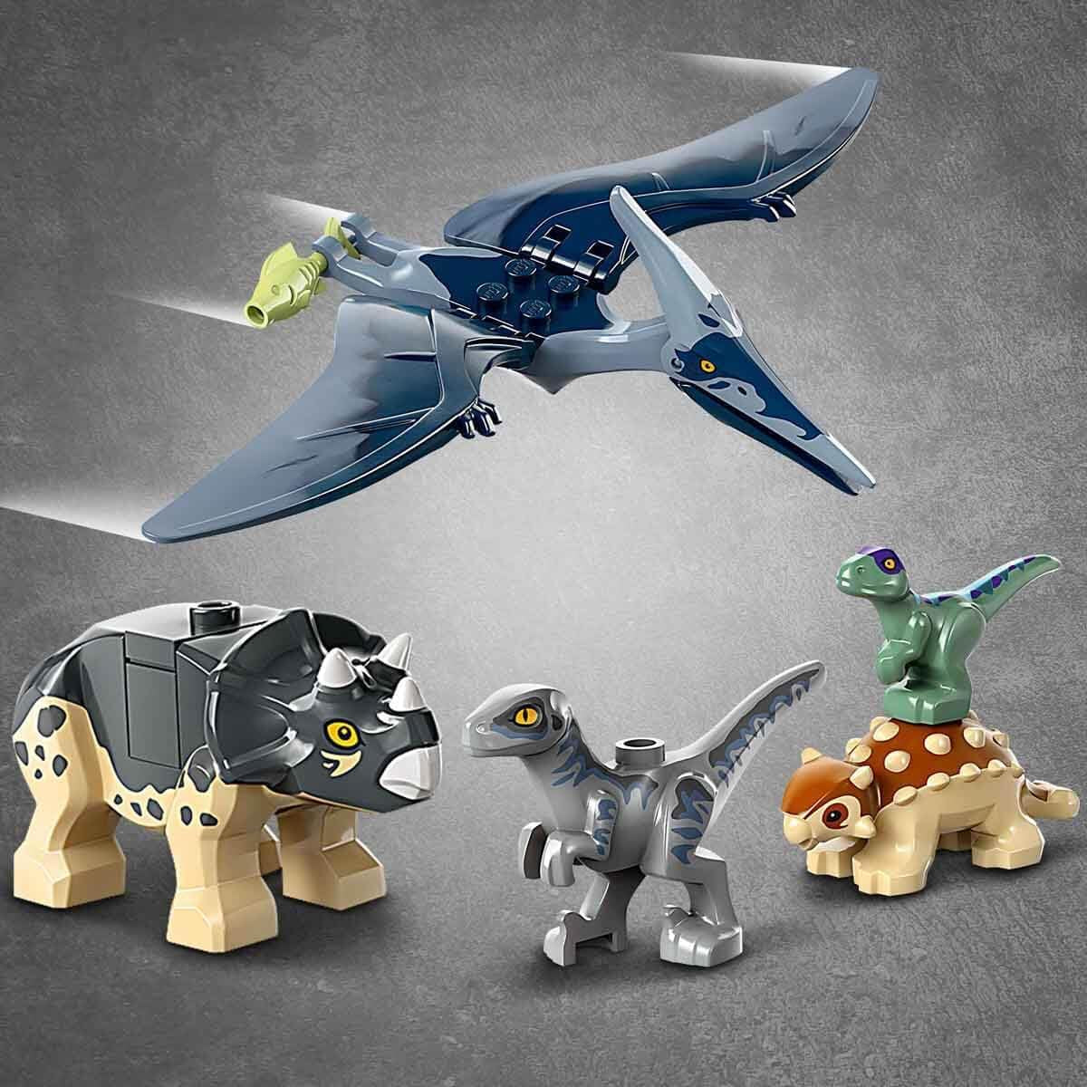 LEGO Jurassic World Rescue Center for Baby Dinosaurs, set avec de petites figurines de dinosaures dont Triceratops, Ankylosaurus et Velociraptor, cadeau de construction pour garçons et filles à partir de 4 ans 76963 Jeux de construction Besuche den LEGO-Store