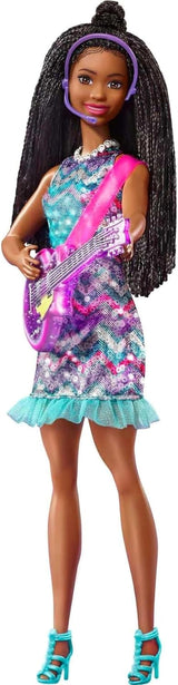 Barbie GYJ22 - Cadeau gratuit pour le grand rêve Brooklyn Puppe (environ 30 cm, cheveux bruns) avec mélodie au-dessus du film, lumière, microphone et accessoires, conçu pour les enfants à partir de 3 ans