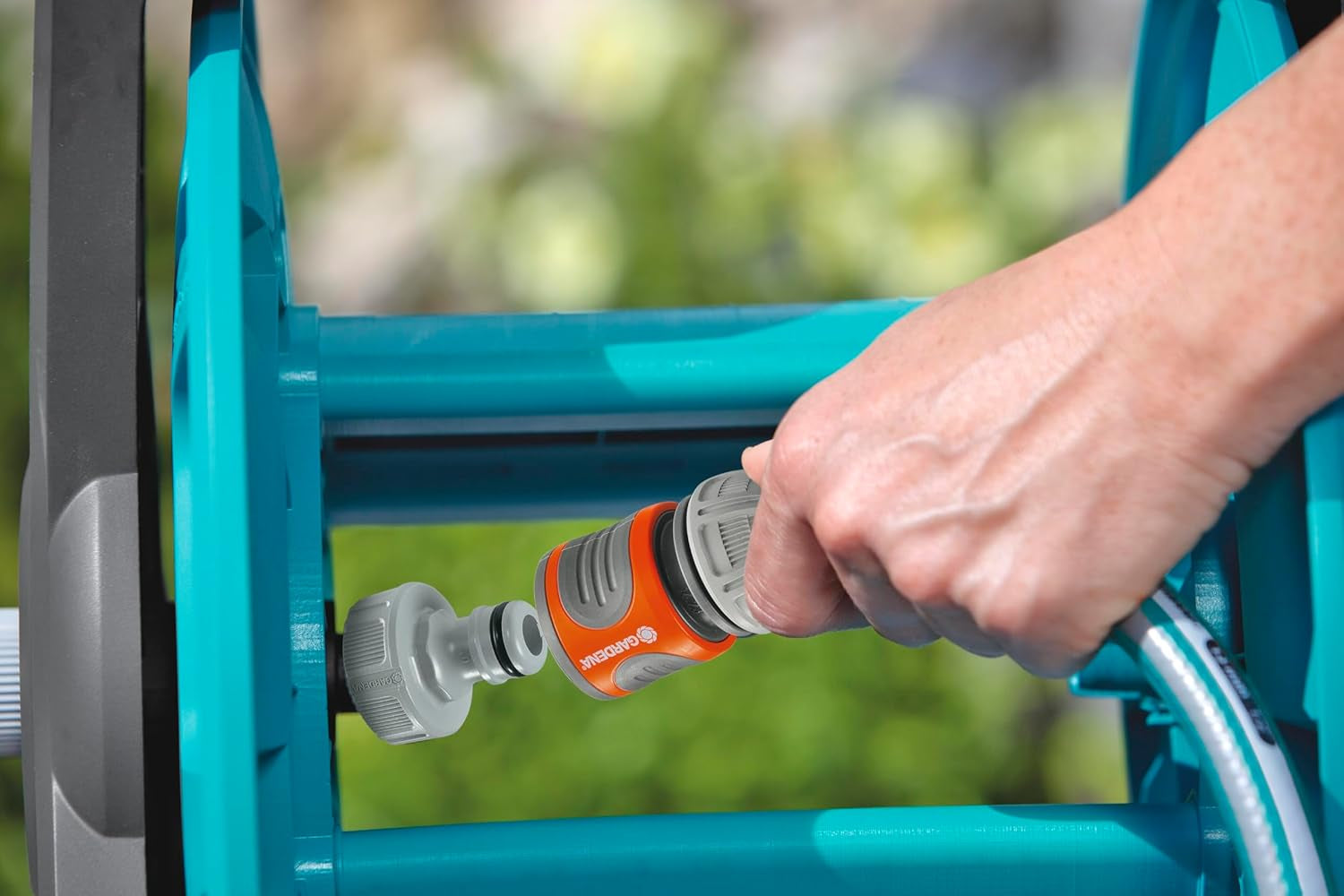 Gardena Classic Wall Hose Reel Set 50 : Enrouleur de tuyau mobile, peu encombrant, montable au mur et amovible à tout moment, avec tuyau de 20 m, buse de pulvérisation et pièces du système (8009-20)