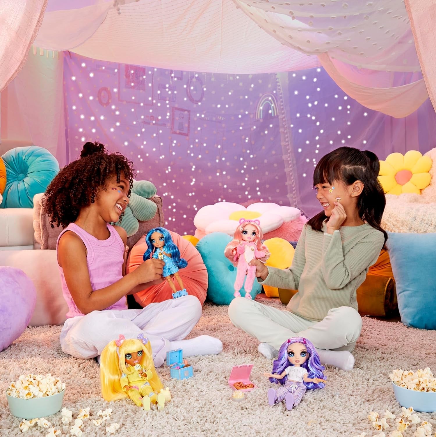 Rainbow High Junior High PJ Party Doll - Violet - 22 cm avec combinaison douce, chaussons et accessoires de jeu - Jouet pour enfants - Idéal pour les 4-12 ans