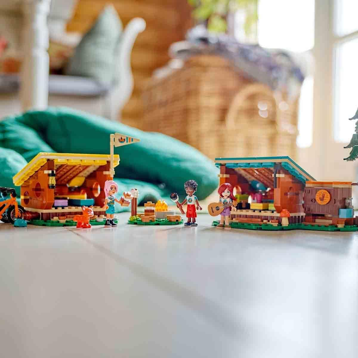 LEGO Friends Cosy Huts At Adventure Camp, ensemble de jeu de rôle en plein air, jouet pour enfants pour filles et garçons à partir de 7 ans avec 3 figurines et renard, jouet de camping 42624 sets de construction Besuche den LEGO-Store