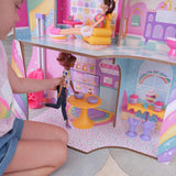 KidKraft Maison de poupée en bois Château de bonbons avec meubles et accessoires, maison de figurines de lama licorne, ascenseur de cornet de glace et chaise d'ours en gomme pour poupées, jouet pour 3 ans et plus, 20242