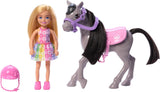 Poupée Barbie Chelsea et Poney et poneys - Montez pendant le jeu pour vous asseoir en toute sécurité sur un cheval, une selle et des bâtons roses, comprend un casque et une jolie robe à carreaux, 3 ans et plus, HTK29 Naty Shop Dolls