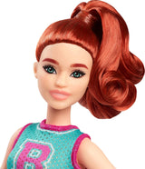 Poupée Barbie Fashionistas no. 232 aux cheveux roux, haut en jersey sport à imprimé B, jupe plissée violette, montre-bracelet et baskets, HYT90