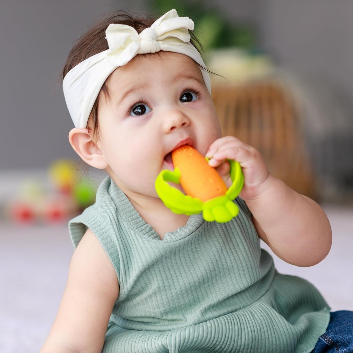 Infantino Lil' Nibbles, anneau de dentition en silicone texturé, jouet de dentition pour bébé sans BPA, doux, facile à tenir, stimulation sensorielle pour nourrissons, carotte