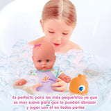 Mon premier bain : Une poupée douce au corps imperméable, adaptée pour une utilisation dans le bain, la piscine et la mer. Comprend un maillot de bain et un poisson placé dans l'eau.