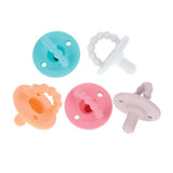 Nuby – Lot de 5 Sucettes et Sucettes Orthodontiques en Silicone Souple | 3 modèles pour le jour et la nuit | 2 modèles qui brillent dans le noir | Sans BPA | Forme semblable à un sein | Pour 18-36 mois