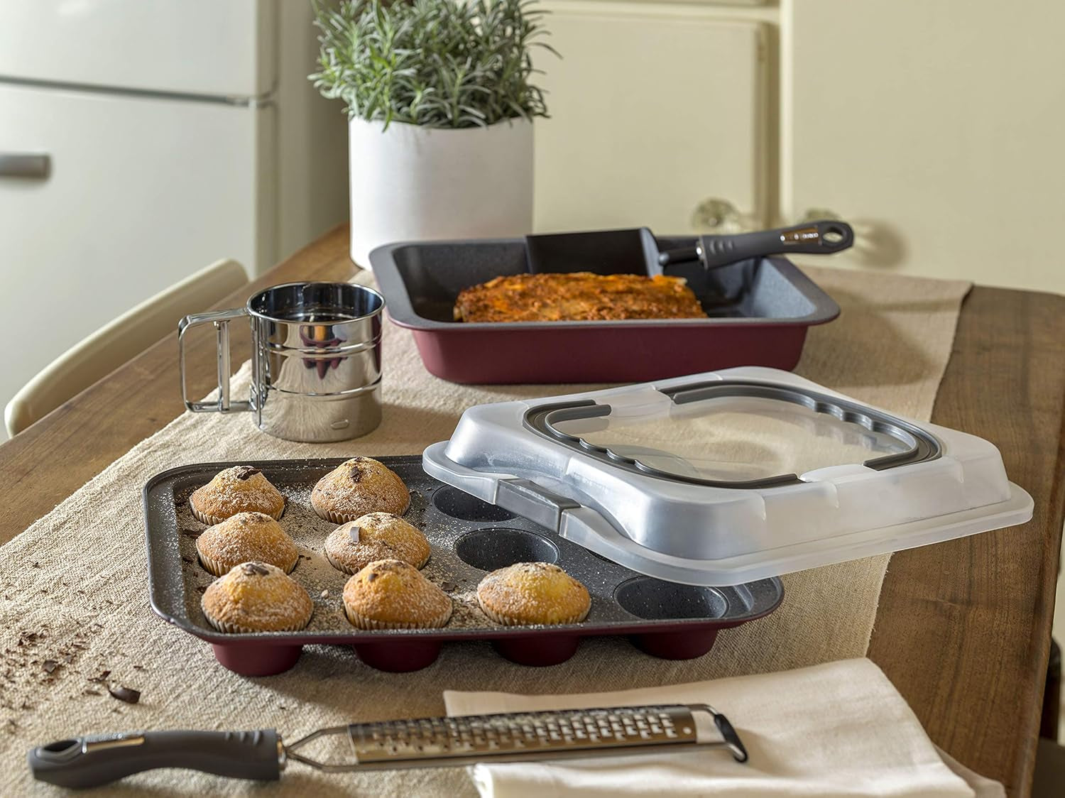 Plaque à pâtisserie Sweet Cherry, pour 12 muffins, avec couvercle, plastique acier, rouge cerise Plaques et moules à pâtisserie Naty Shop