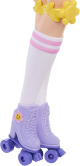 Dream Besties Poupée Barbie et accessoires, poupée Barbie Renee tendance avec patinage à roulettes et cheveux noirs, 12 accessoires thématiques avec vidéos et nourriture, JFX99