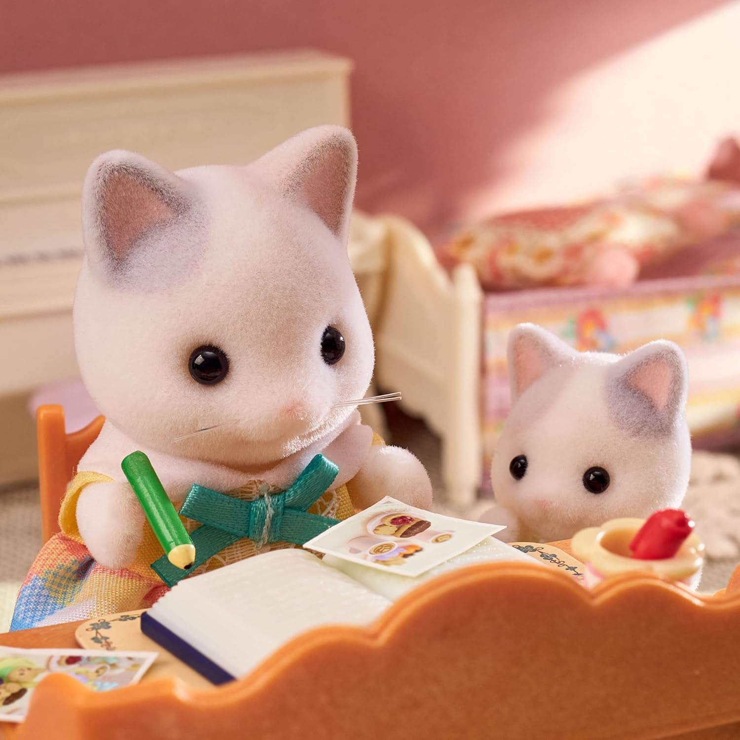 Sylvanian Families - 5738 Famille de chats de lait - Figurines de maison de poupée