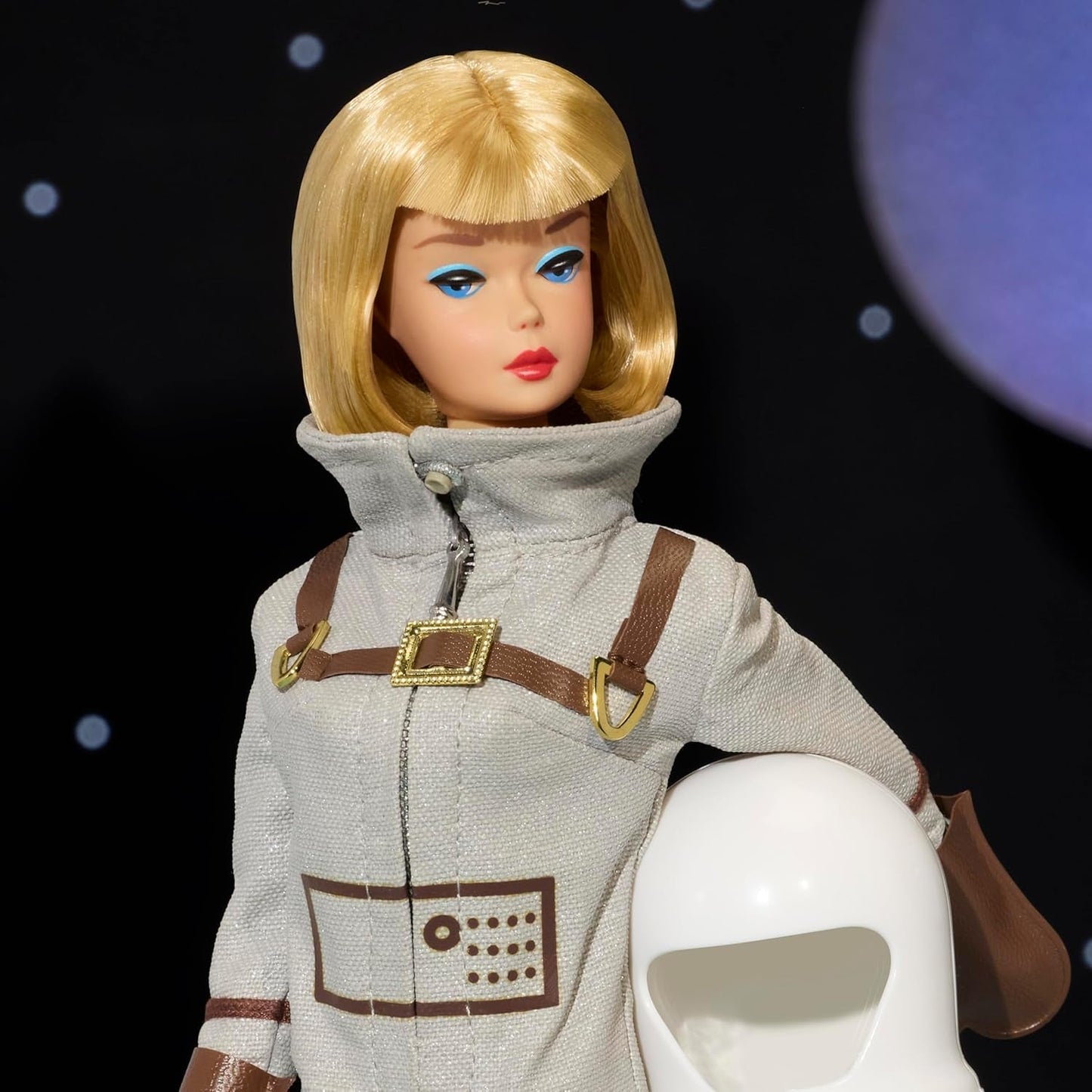 Mattel Barbie Miss Astronaut Poupée de collection avec costume argenté, bottes spatiales et accessoire de casque, reproduction vintage de l'original de 1965, JBJ48 Naty Shop Dolls