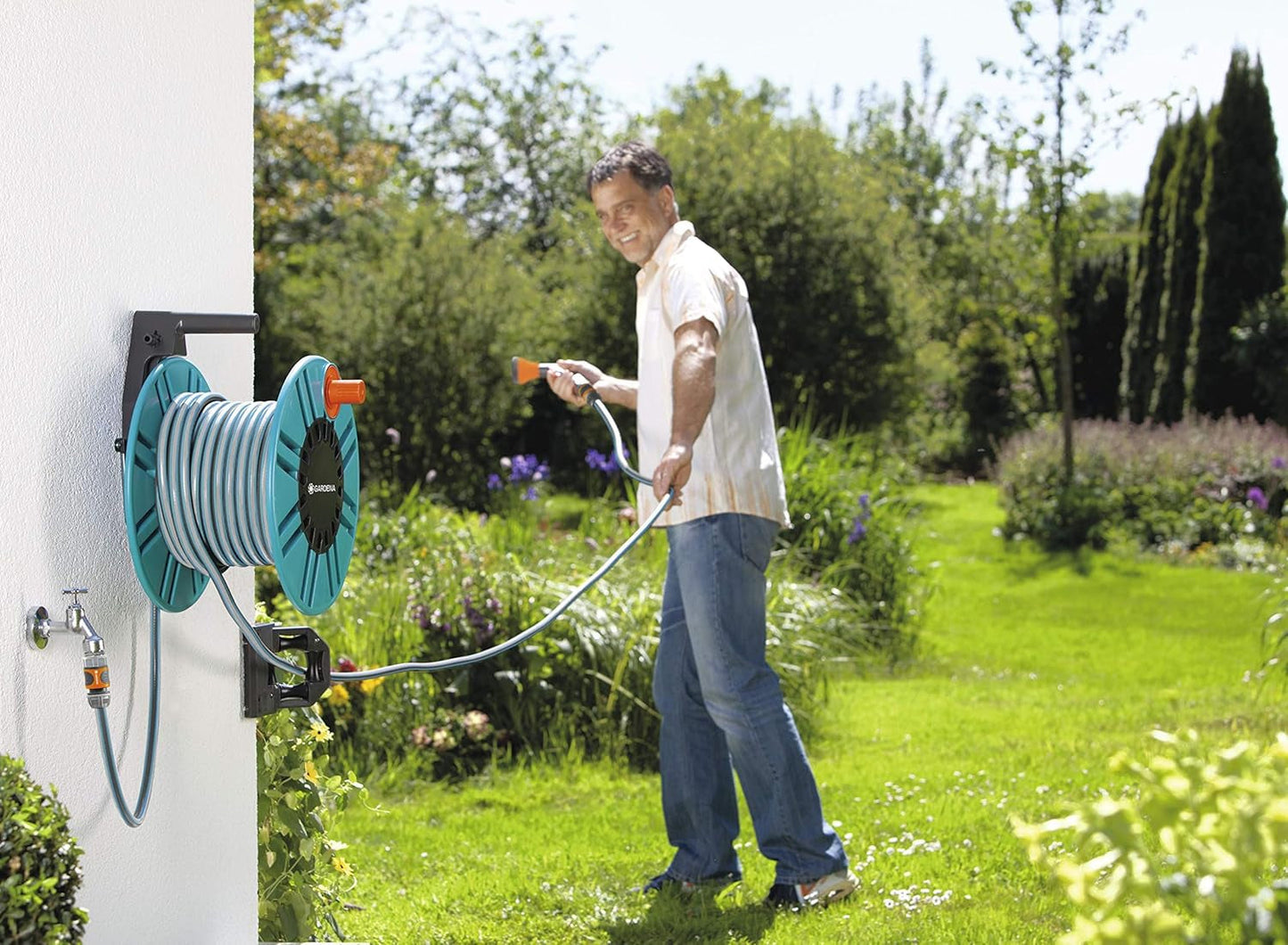 Enrouleur de tuyau mural Gardena Classic 60 avec enrouleur de guidage de tuyau : Pour un montage mural facile, avec système anti-goutte, raccord coudé, grande capacité, gain de place (2650-88)