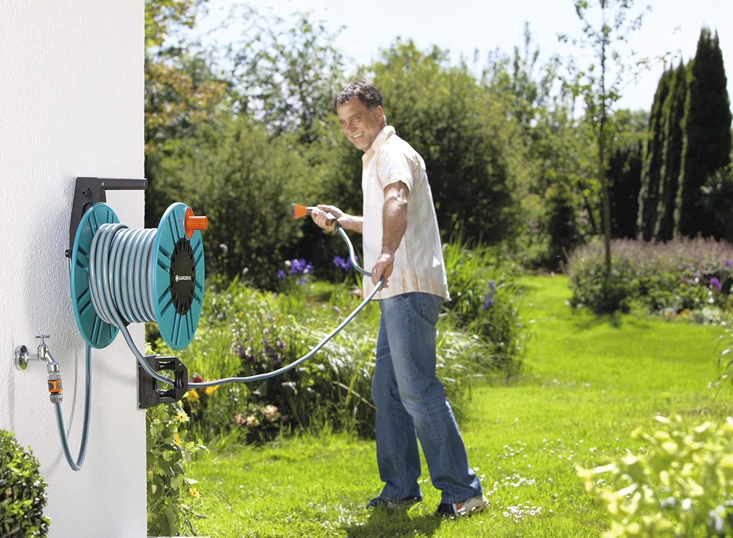 Enrouleur de tuyau mural Gardena Classic 60 avec enrouleur de guidage de tuyau : Pour un montage mural facile, avec système anti-goutte, raccord coudé, grande capacité, gain de place (2650-88)