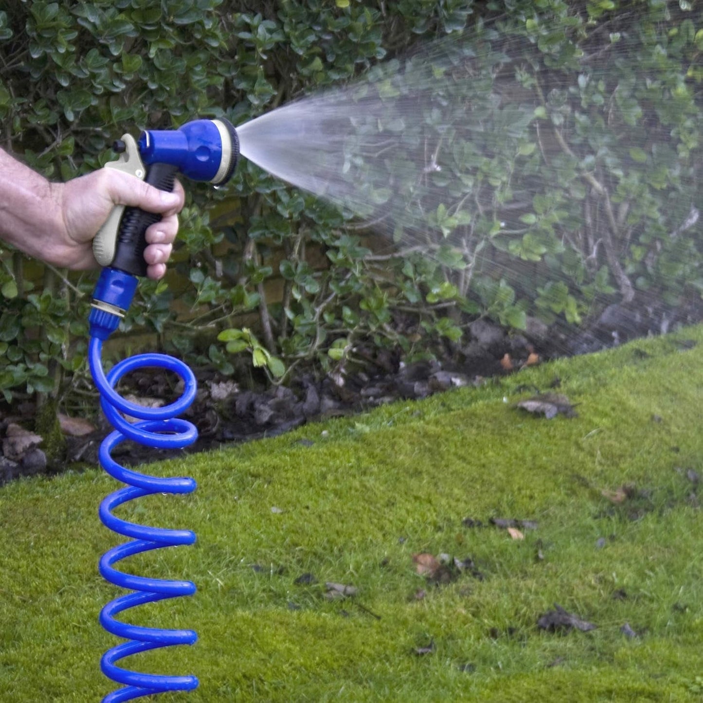 Kit de tuyaux spiralés TATAY 10 m avec accessoires en plastique avec protection UV, idéal pour les terrasses et petits jardins.