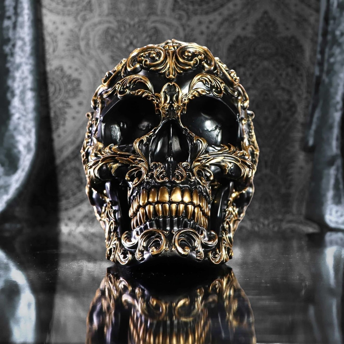Crâne Renaissance, 19 cm, résine, noir et or, motif baroque doré, ornement crâne noir, décoration gothique, coulé dans la meilleure résine synthétique, peint à la main par des experts Statuettes et sculptures Naty Shop